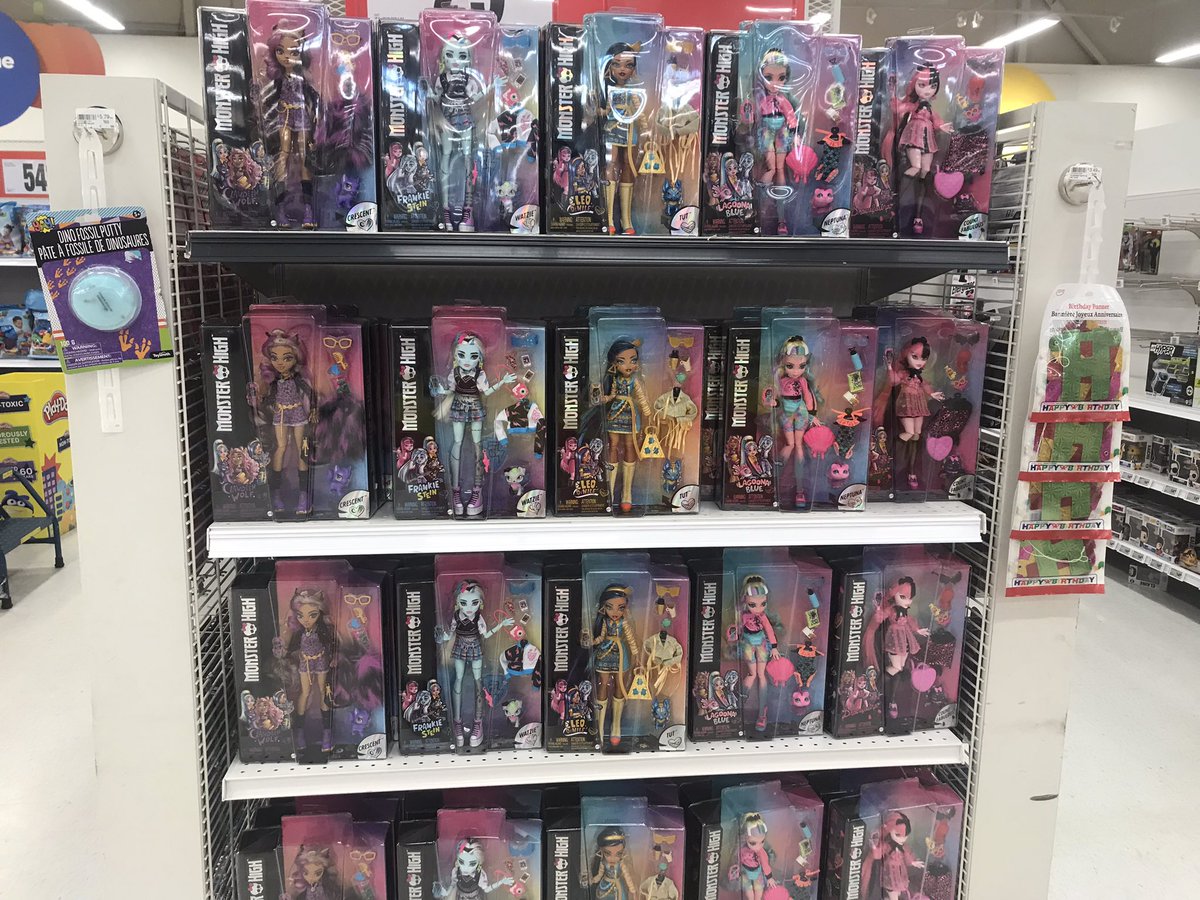 krazyf92e's tweet photo. Holy shit! Look at this! The new monster high dolls in the wild!! #MonsterHigh #FrankieStein #draculaura #Cleo #ghoulsrule #goodday #sundayvibes https://t.co/PU6qA6TdgC