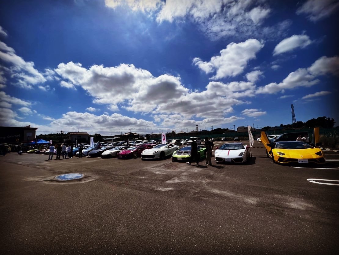 morohoshi_7777's tweet photo. ⭐️秋晴れ⭐️
#fightingstar #ファイティングスター #fsbk #lamborghini #ランボルギーニ #諸星一家 #世界最強諸星一家 #諸星伸一 #キッチンカー #イベント #ちーばくん #諸星焼そば #白井市 #千葉県 https://t.co/LAadIPo044