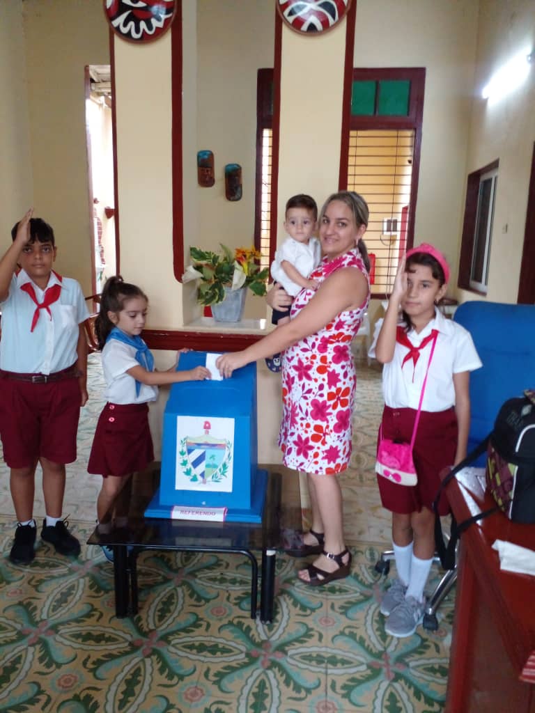 cubaceliam's tweet photo. En mi #familia todos fuimos a votar, a presenciar y a decir #CodigoSí. Sabemos que hoy votamos por el futuro, por el amor, por los afectos, por los derechos de todas y todos. Hoy votamos con el corazón ❤ por nosotros y por #Cuba que es amor. #CodigoDeLasFamilias https://t.co/jLpO2E9out