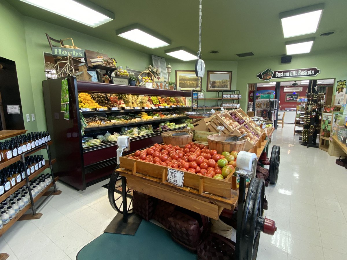 maXolo_travel's tweet photo. Traveled all the way
to the state a few miles away and discovered a special little place called The Peach Stand which turned out to be a country store / grocery store / gas station all in one! #solotravel #countrystore #fortmill #southcarolina #maxolo https://t.co/wxBHpWNuPY