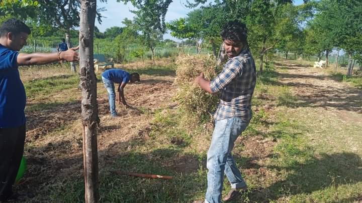 yuva_brigade's tweet photo. #CleanlinessIsHealth #SwachhBharat
#YuvaBrigade team at Gabbur cleaned the premises of park and watered the plants in it. https://t.co/33YNcrupt9