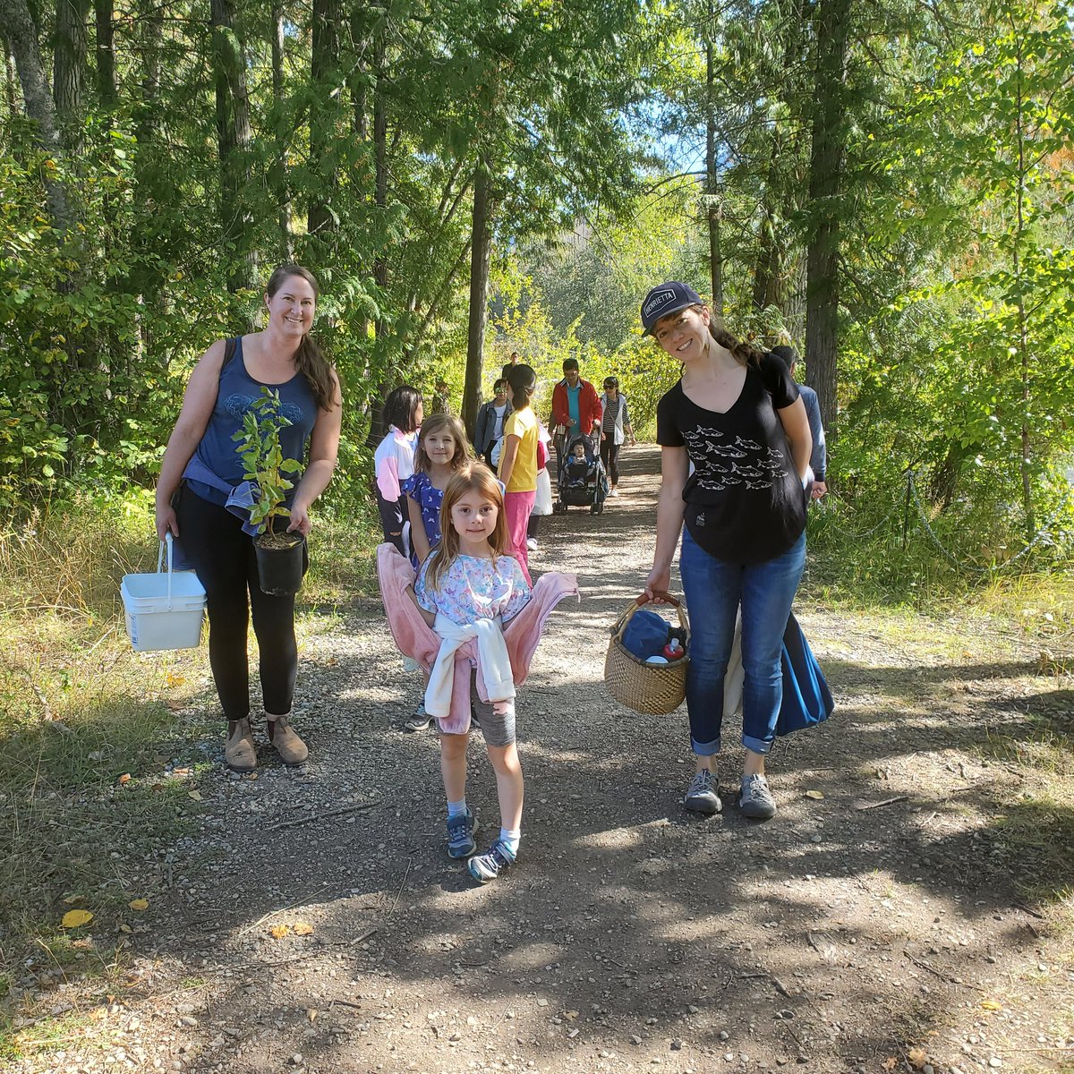 MollyCooperman's tweet photo. Time to plant #Trees at #Tsútswecw Park for #BCriversday with @NatureKidsBC Thank you https://t.co/ioGWqbCulF and https://t.co/VbG7PCp2dQ and @DFO_Pacific https://t.co/wMGAx50rrA