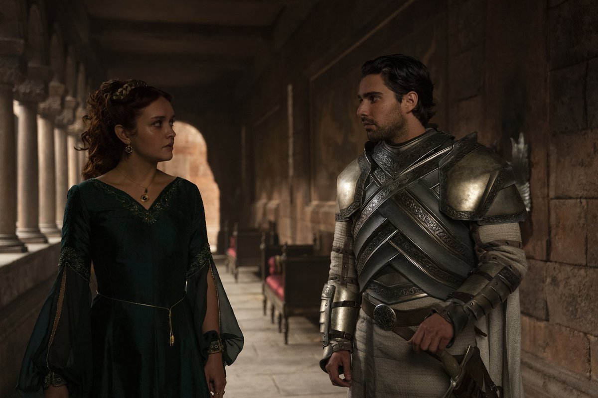 Increíble, ya pasaron 10 años y estos dos no lo superan. Lady chismes y Sir Rencor. 

#HouseOfTheDragon  #HouseOfTheDragonHBO