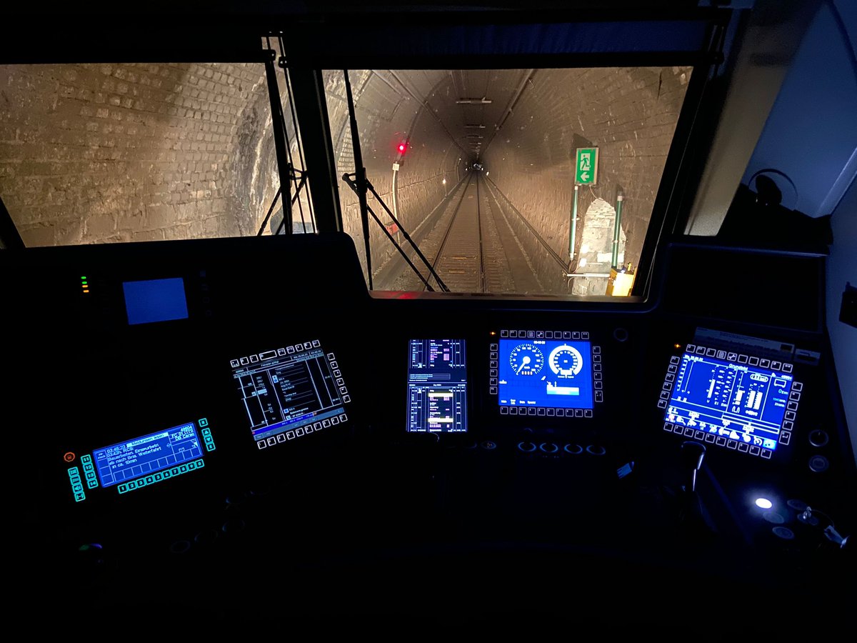 TWeinlein's tweet photo. Guten Morgen aus dem #Simplon Tunnel โ๏ธ
Ich stehe hier am Block kurz vor der Einfahrt von #STDG - die Grenze zwischen ๐ฎ๐น und ๐จ๐ญ.
Wegen Bauarbeiten/Instandhaltung vom $LBT geht es dann auch gleich รผber den Berg - steilste Stelle sind 27 Promille ๐
Startet gut in die Woche โ๏ธ https://t.co/5G1NoklWG6