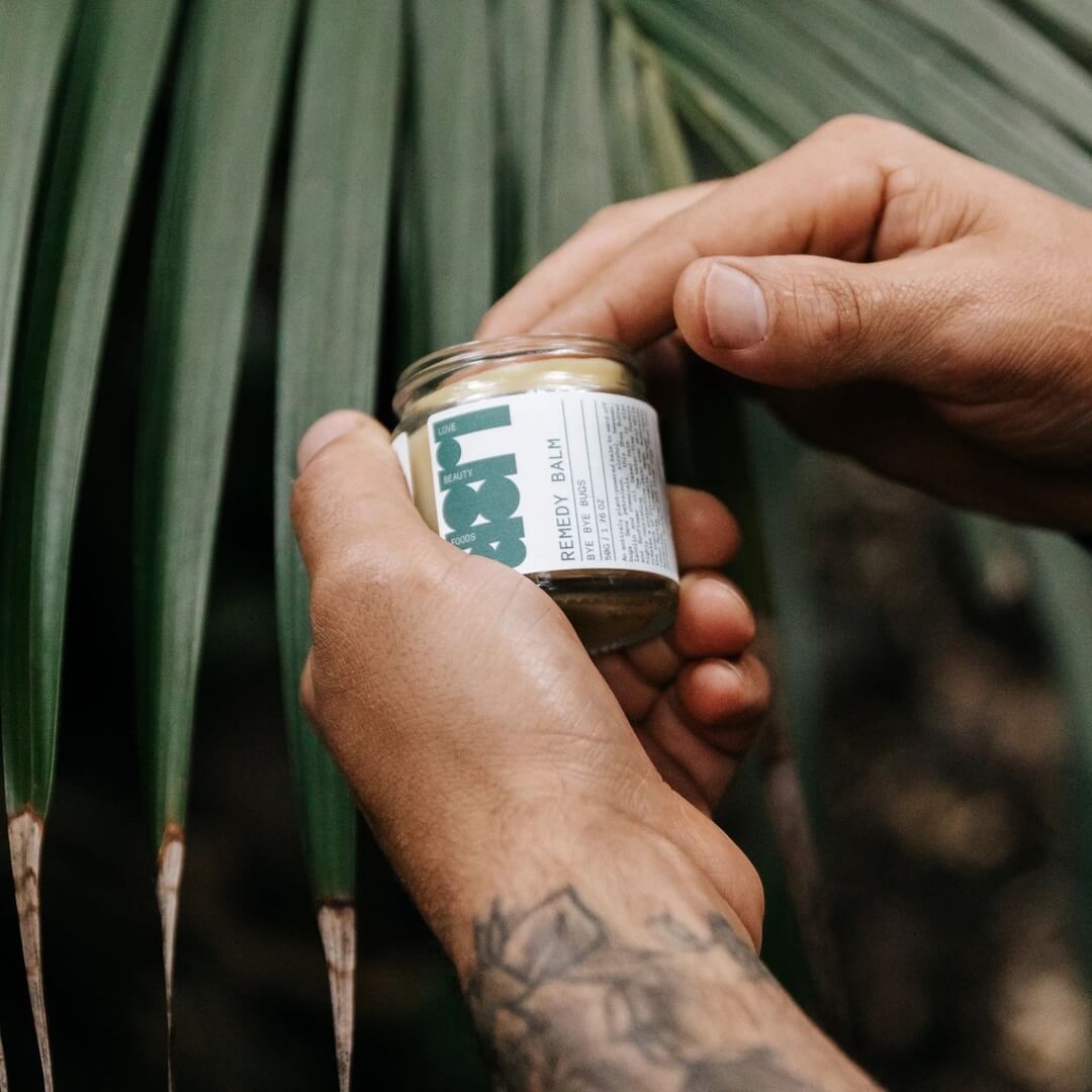 EarthTurtle_au's tweet photo. Natural #InsectRepellent ✨️ 

✅️ Organic Ingredients 
✅️ No Petrolium, lanolin or chemicals
✅️ Palm Oil free 
✅️ Vegan &amp; Cruelty free
✅️ Reusable Glass Jar - It's plastic-free!

The chemical-free way to ward off bugs! 🦟
#ChoosePlasticfree #earthturtle #toxicfree https://t.co/u0ysdw6ch1