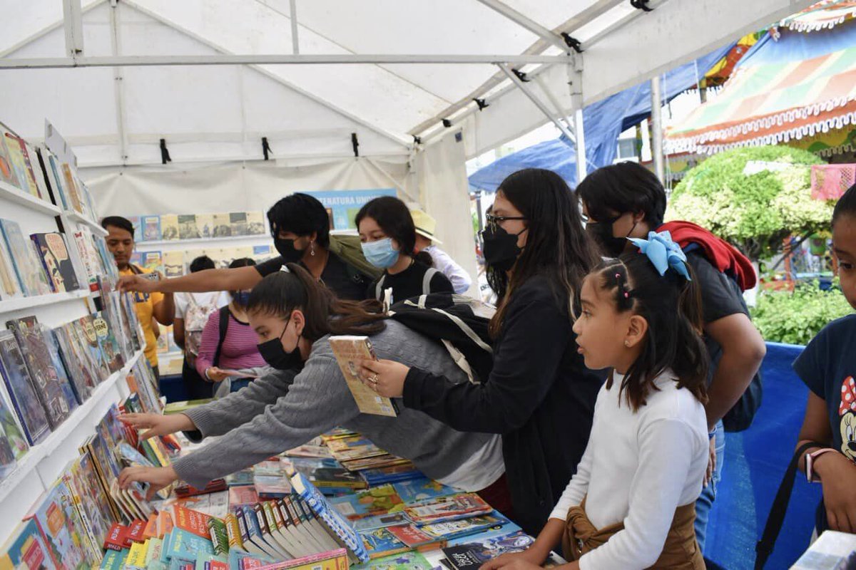 📚 La Dir. de Fomento Editorial y Publicaciones de esta casa de estudios invita a la 17ª. Feria del Libro #UASLP en #Rioverde, donde ofrece una amplia selección de novedades editoriales. 

📍Plaza principal, de 10 a.m. a 8 p.m.
👉Vigencia: 2 de octubre.
✅Entrada libre.
