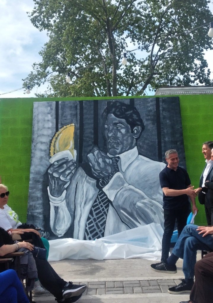 micavlvp's tweet photo. en el patio de PP pusieron esta imágen remodelada de una foto poco conocida de Ringo q, por favor no olvidemos nunca a este TIPAZO https://t.co/5oEpXPinaS