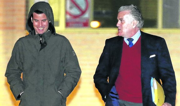 Willy Bárcenas, alias Taburete,  aparece en la Gürtel. Su padre Bárcenas utilizaba sus "estudios" para blanquear dinero negro en Suiza del PP. El PP lo acaba de contratar por más de 100.000€ para que cante en Boadilla del Monte, epicentro de la trama Gürtel.