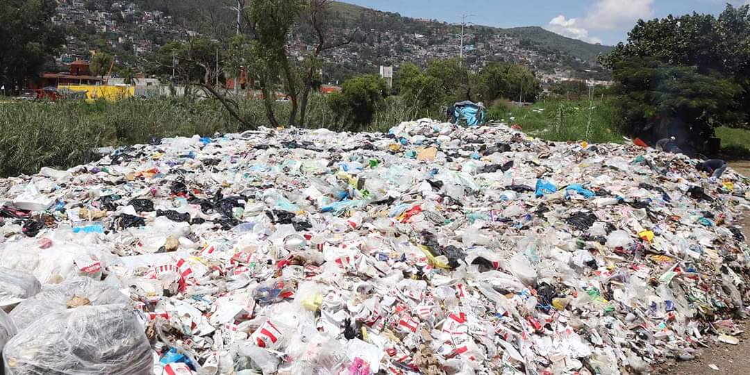 InformandoAOaxa's tweet photo. La basura en las Riberas del Atoyac  a @FMartinezNeri no le importa, mucho menos a la bola de regidores ineptos del @MunicipioOaxaca
dejando un gran foco de infección al aire libre @SEMAEDESO @alejandromurat @lopezobrador_ https://t.co/9mQU9nr9uf