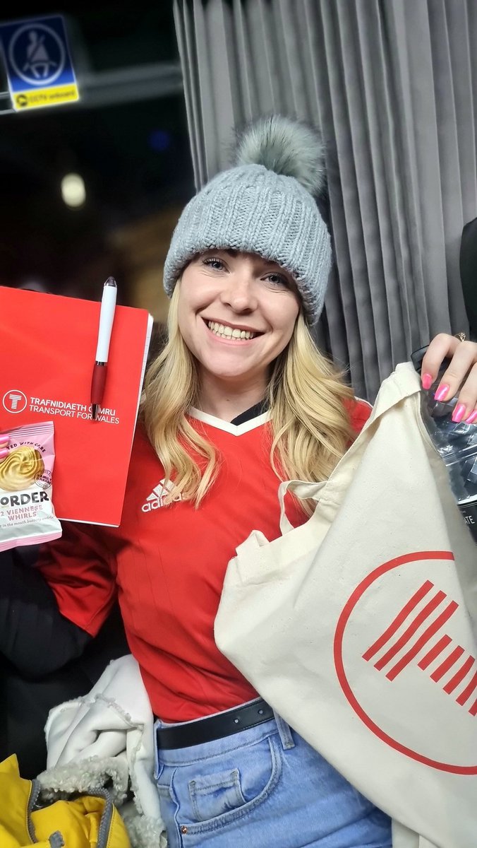 MaredLlwyd's tweet photo. Er gwaetha'r canlyniad siomedig, diolch @transport_wales am daith bws cyfleus lawr i Gaerdydd (...ac am y goody bag!!!) ⚽🏴󠁧󠁢󠁷󠁬󠁳󠁿 @FAWales #walesvpoland
#cymruambyth https://t.co/gBuETOF5EN https://t.co/uBX9SlPI0m