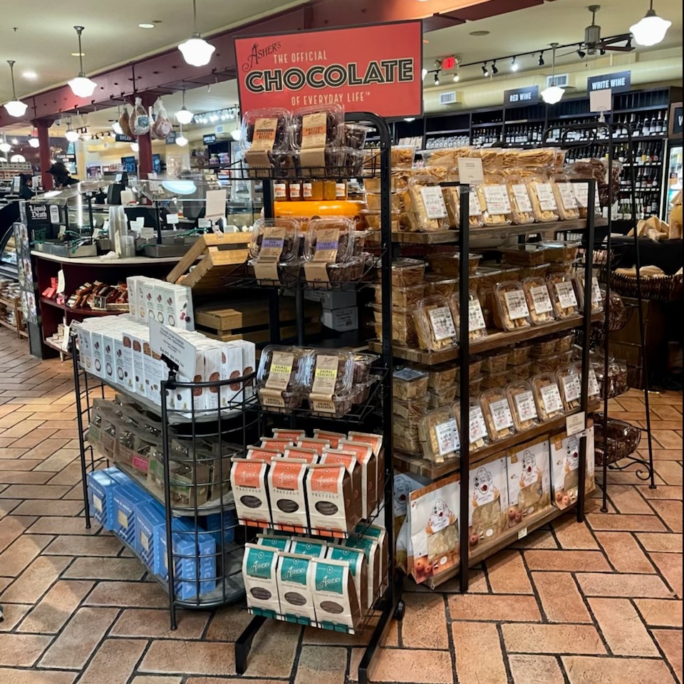 AshersChocolate's tweet photo. I spy some Asher's! ๐
One fine retailer you can find us in is @DiBrunoBros at Rittenhouse Square in Philadelphia, PA! You can find all your favorites and more!
#AshersChocolateCo #DiBrunoBros #Philadelphia #RittenhouseSquare #ISpyAshers https://t.co/yi05EWyaqV