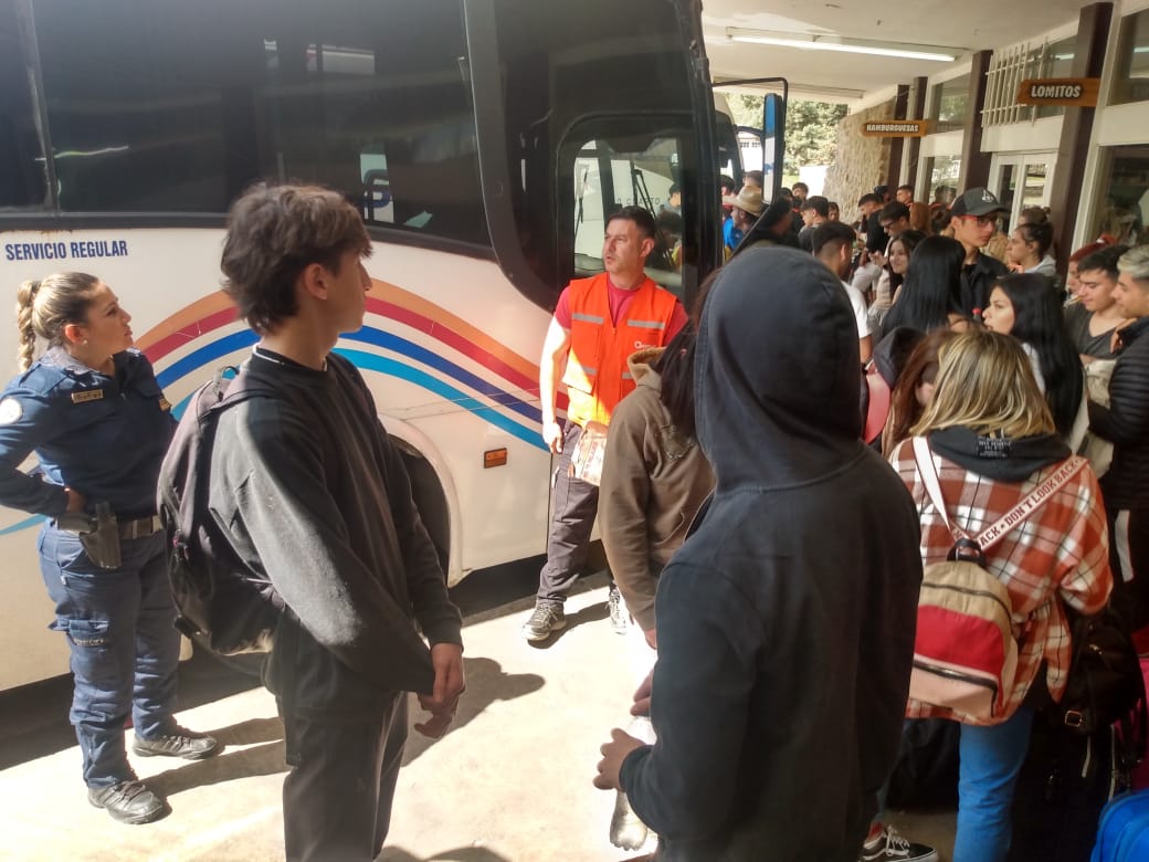 ERSePcba's tweet image. 📢#Primavera2022 : Valle de Calamuchita, inspección en terminales de ómnibus a coches interurbanos🚐
Se deben contratar servicios con habilitación otorgada por la Secretaría de Transporte de Córdoba

#Tranporte @MinSPcba @agenorblanco @LichiScarlatto @TinSanchez14 @jaore29