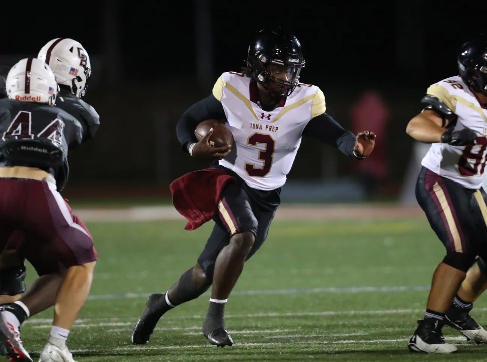 After this weekend's results, Iona Prep has jumped to No. 49 in the latest @HSFBamerica national rankings. That makes @ionafootball the top-ranked team in the tri-state area: highschoolfootballamerica.com/big-shake-up-i…