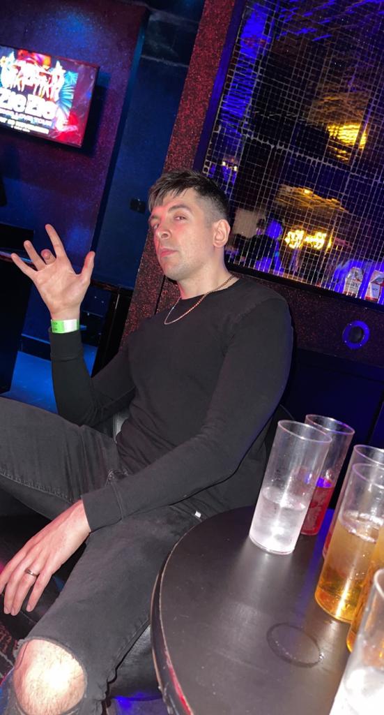 Gross Gore tweet media