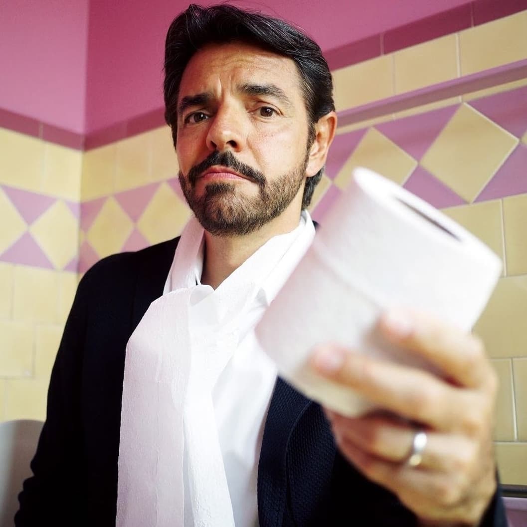 DangW8live's tweet photo. Después de una difícil situación mi amigo el siempre humilde Eugenio Derbez sale usando nuestro patrocinador oficial para Cyber Sundey Papel higiénico Premier https://t.co/2HKFyW0nN4