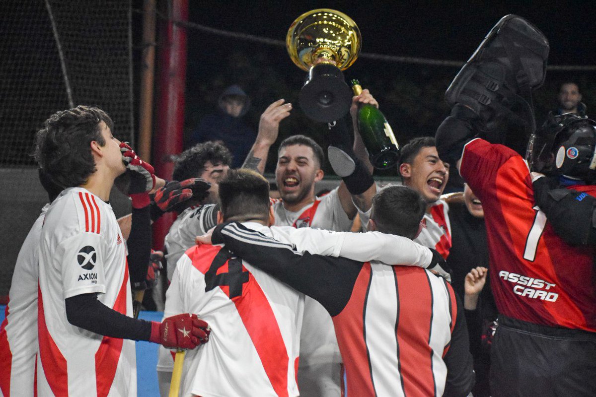 RiverClub1901's tweet photo. #HockeySobrePatines 🏑🏆 La Reserva de River se consagró campeona del torneo tras vencer 3-2 a Estudiantil Porteño. 👏 https://t.co/p7diGBljhu