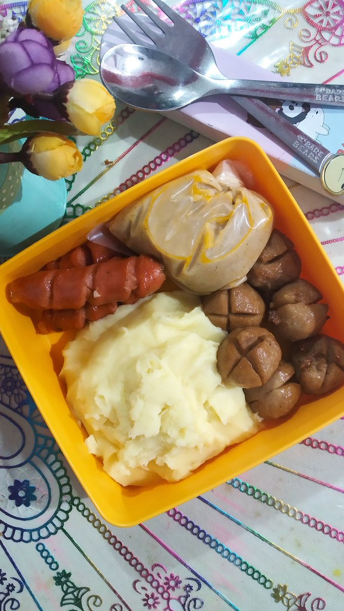 my_bonnie_'s tweet photo. Bismillah
Bekal sekolah pagi ini mash potato, meat ball and saussage with sauce bechamel backpaper https://t.co/QiR3RnaayA
