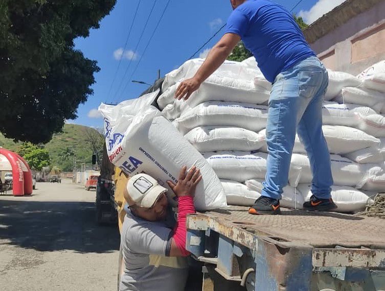 #25Sep En operativo especial de venta de insumos fueron atendidos 283 productores agrícolas de la parroquia Buena Vista,  Municipio Iribarren, por medio de la distribución de fertilizantes y abonos con las empresas AgroLara y en alianza con Pequiven.