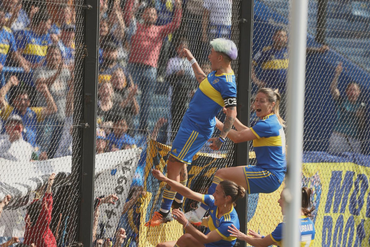 Erafutbolfem's tweet photo. 🏟️ OTRA GRAN IMÁGEN DEL FÚTBOL FEMENINO MUNDIAL 

🟡🔵 El BOCA JUNIORS se proclamó campeón en el mítico estadio de La Bombonera 🇦🇷

🙌🏻 Más de 25.000 personas estaban en las gradas https://t.co/oxoC0cIJWC