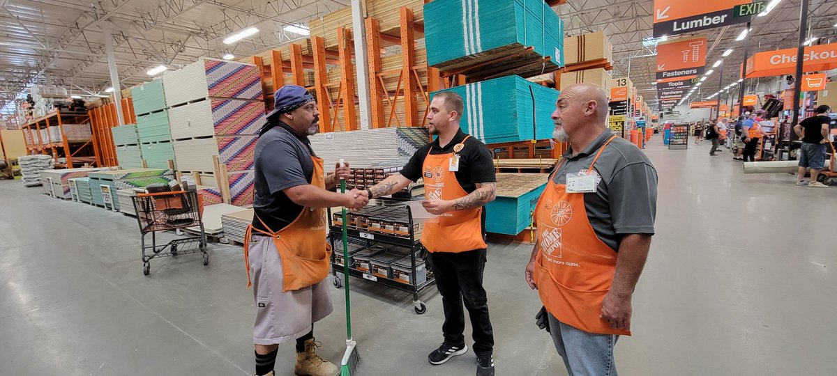 Billlay6971's tweet photo. Chris Aviles in D21/22 is a prime example of how we should G.E.T. customer's! Thank you for all you do!!🎉🎉 https://t.co/f3CRvYdjcS
