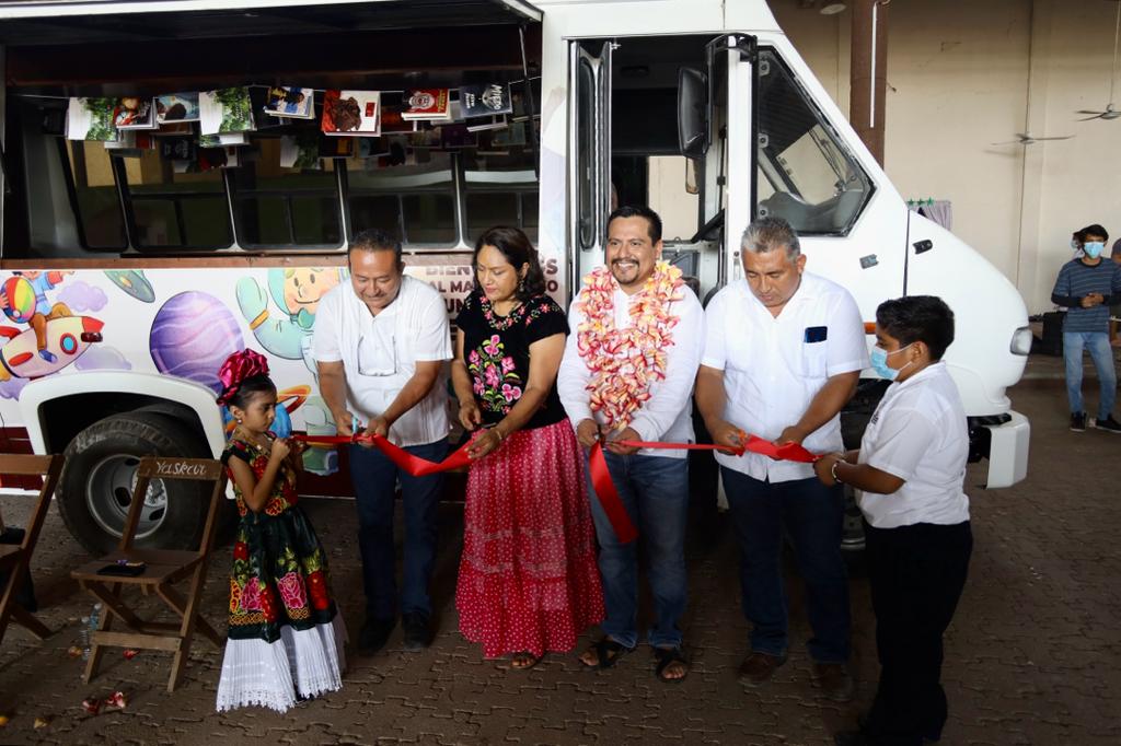 En #Juchitán inició el recorrido de la #BibliotecaMóvil que promueve el diputado <a href="/IranSantiagoM/">Iran Santiago Manuel</a> a través de la organización #GusisacanuXquidxinu para fomentar la lectura en los niñas, niños y sus familias. Además, disfrutaron de actividades como danzas, música y cuentos.