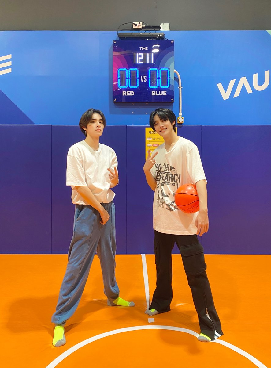 malewifedejun's tweet photo. that 😁 guy and that 😠 guy https://t.co/zagA7kxgSv