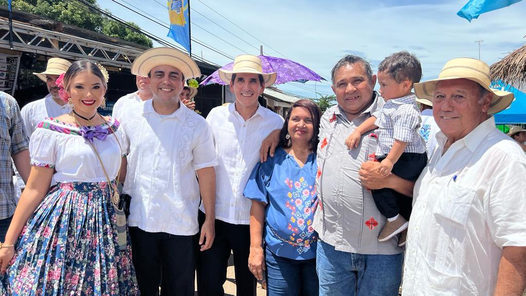 Hoy desde el Festival de La Mejorana en Guararé, celebrando nuestras costumbres y tradiciones. Gracias por hacerme sentir en casa. Como siempre, se lució Guararé y todos los que participan de estas fiestas espectaculares. Tenemos el compromiso de apoyar el folclore nacional.