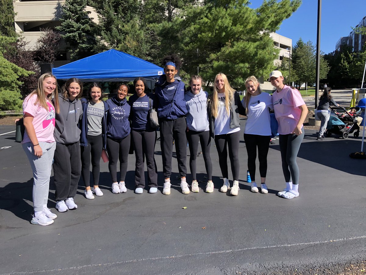 BrandeisWBB's tweet photo. BWB helping out at the Waltham pantry pop up at Children’s Hospital https://t.co/Ka9iQPvIMW