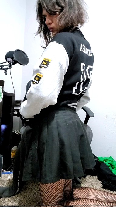 1 pic. I think I should do another photoshoot. Videos are fun n all! But there's something about capturing