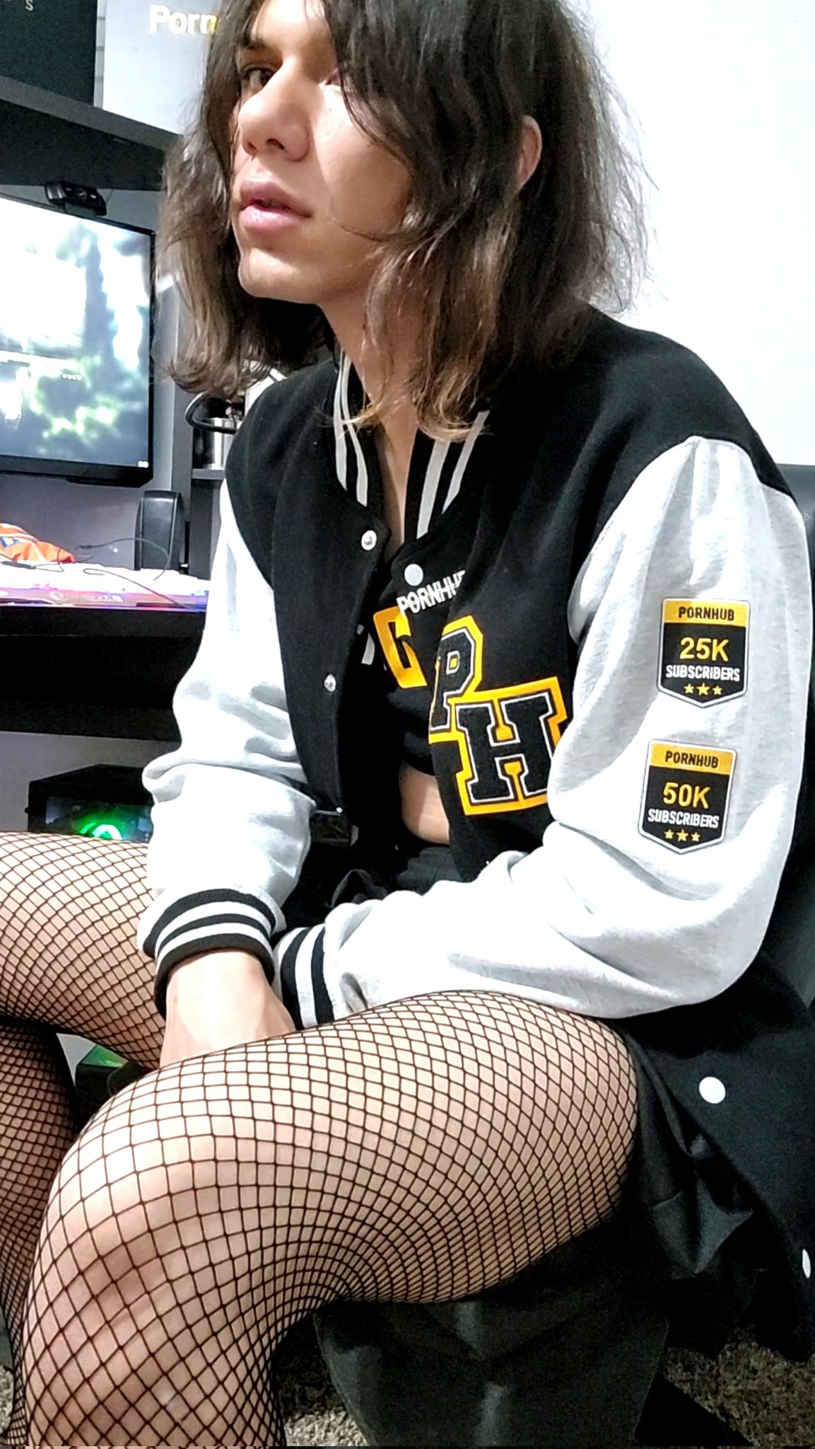 2 pic. I think I should do another photoshoot. Videos are fun n all! But there's something about capturing