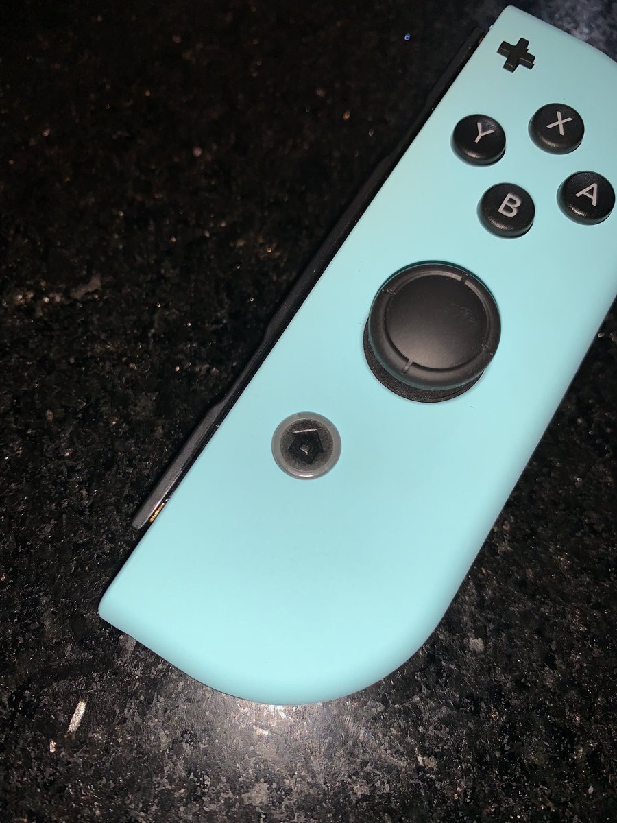 ZaroLownder's tweet image. Curiosamente el botón home de mi edición Animal Crossing esta quebrado el aro, y lo peor es que ese control nunca lo utilicé. #nintendoswitch #switchcontroller #joycon