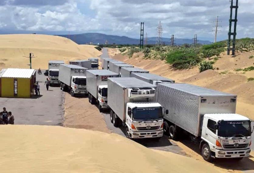#Falcón | Conductores de la Patria en la flota vehicular de <a href="/PDVAL_OFICIAL/">PDVAL</a>, desde el Centro de Empaquetado de Alimentos para los CLAP del estado Falcón, inician logística de transportación y distribución de  combos CLAP, a más de 700 mil familias en el estado Zulia. #UniónYPaz