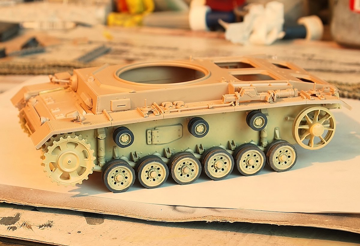 rtvmodeler's tweet photo. 🇩🇪 Panzer III Ausf J - Terminando de ensamblar el hull y laterales para el siguiente detalle y luego pintar, hasta el momento todo esta fijando bien excepto la parte de atrás que cuesta un poquito de trabajo. Saludos!., 🇲🇽👍 https://t.co/KEuv6Ch8hs