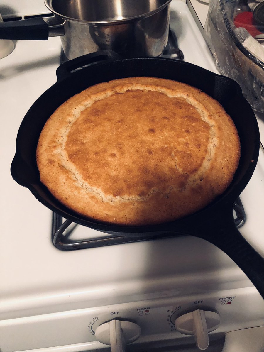 lambert_lynda's tweet photo. Comfort food Sunday. Love a good bowl of Turkey chili, to start the Fall. A little cornbread on the side. Beautiful apples and tomatoes from a lovely farm. Both delicious! Watching my @Eagles win was awesome! Now, come on @Phillies !! Have a good evening all. #FallCozy π₯£ https://t.co/35pSxexYzv