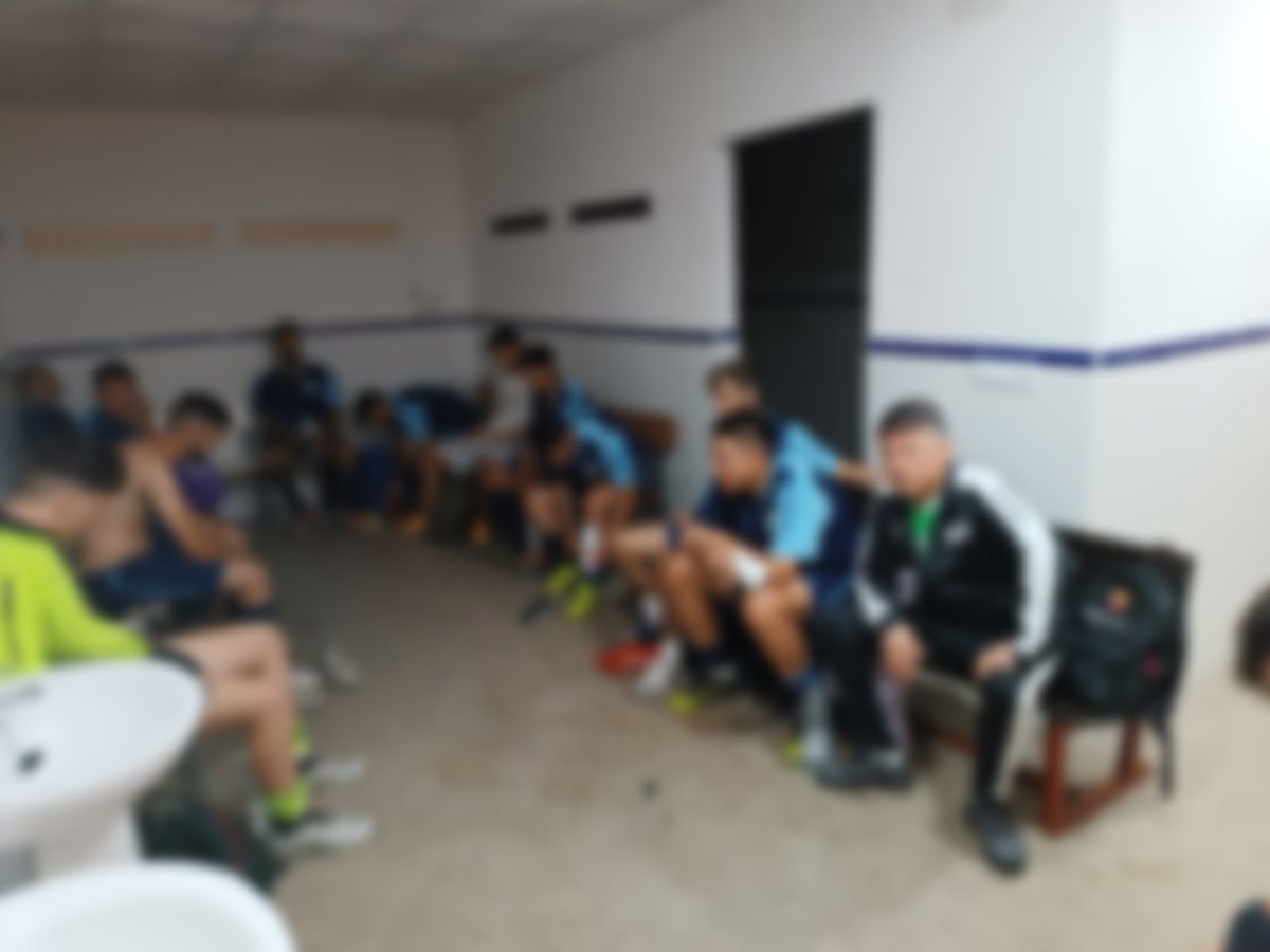 a_c_m_04's tweet photo. Nunca me han gustado las fotos celebrando la victoria de un partido...
me dice mucho más la cara de unos jugadores derrotados y exhaustos por haberlo dado todo y no haber podido dar más.
Ser un equipo no es sólo estar en las maduras...Es más importante estar unido en las duras!💙 https://t.co/mN0jcuxkRM