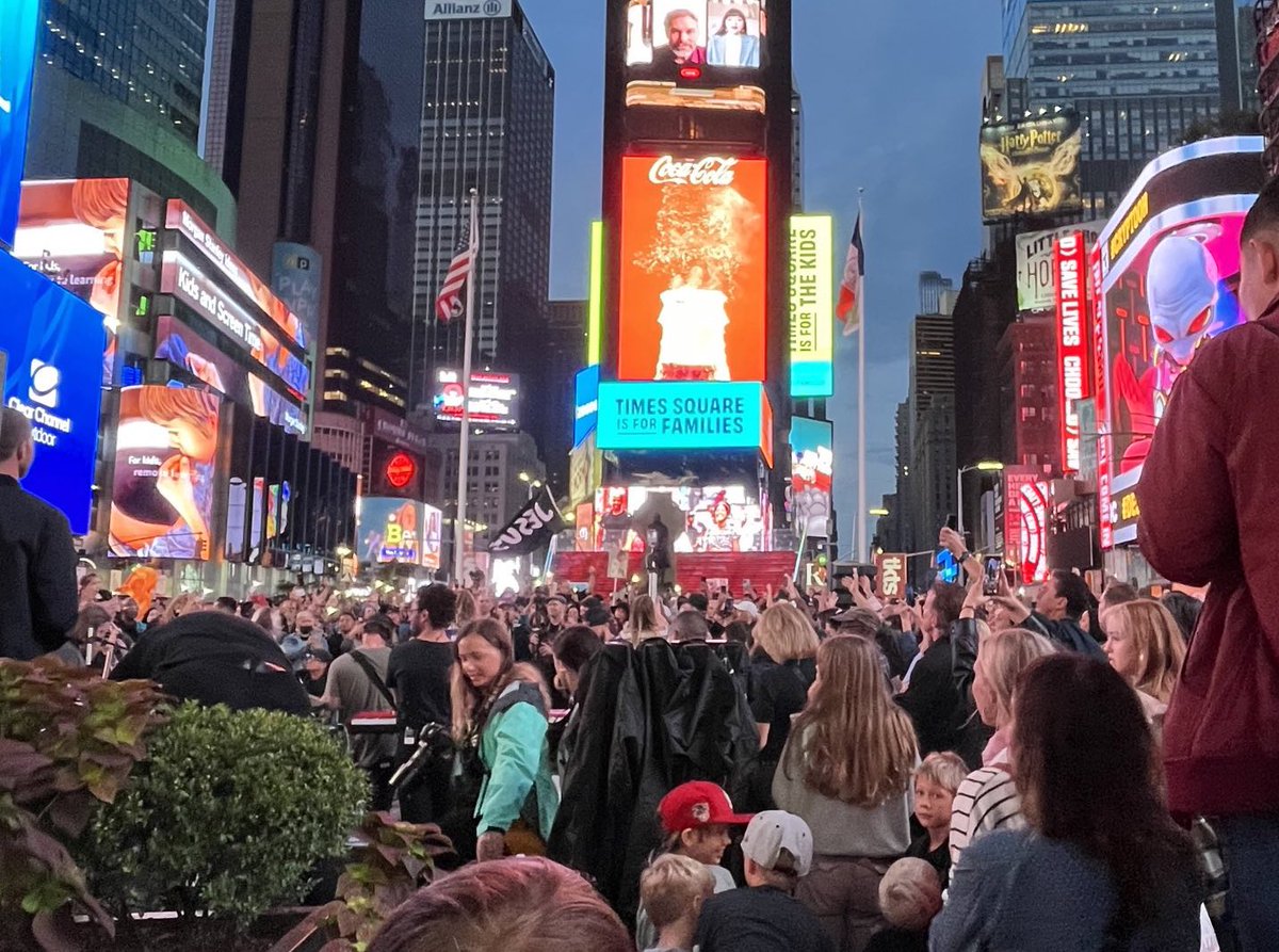 Lol he just told the crowd to put their phone lights on to illuminate the space. In the middle of Times Square. Let me know if you can see any of the phone lights.