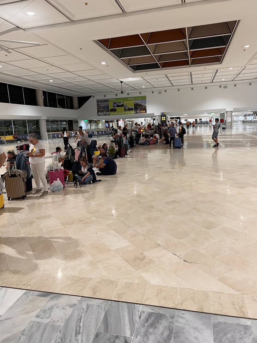 bstante's tweet photo. Cuando te cancelan el vuelo @vueling por motivos meteorológicos(?!?) y otras compañías siguen volando desde Lanzarote….3 horas esperando el hotel y no sabemos hasta cuándo…nos ofrecen próximo vuelo para 3 de octubre 🤪locura y muy mal gestión…nos dejaron tirados @telecincoes https://t.co/OYv1vN7dLN
