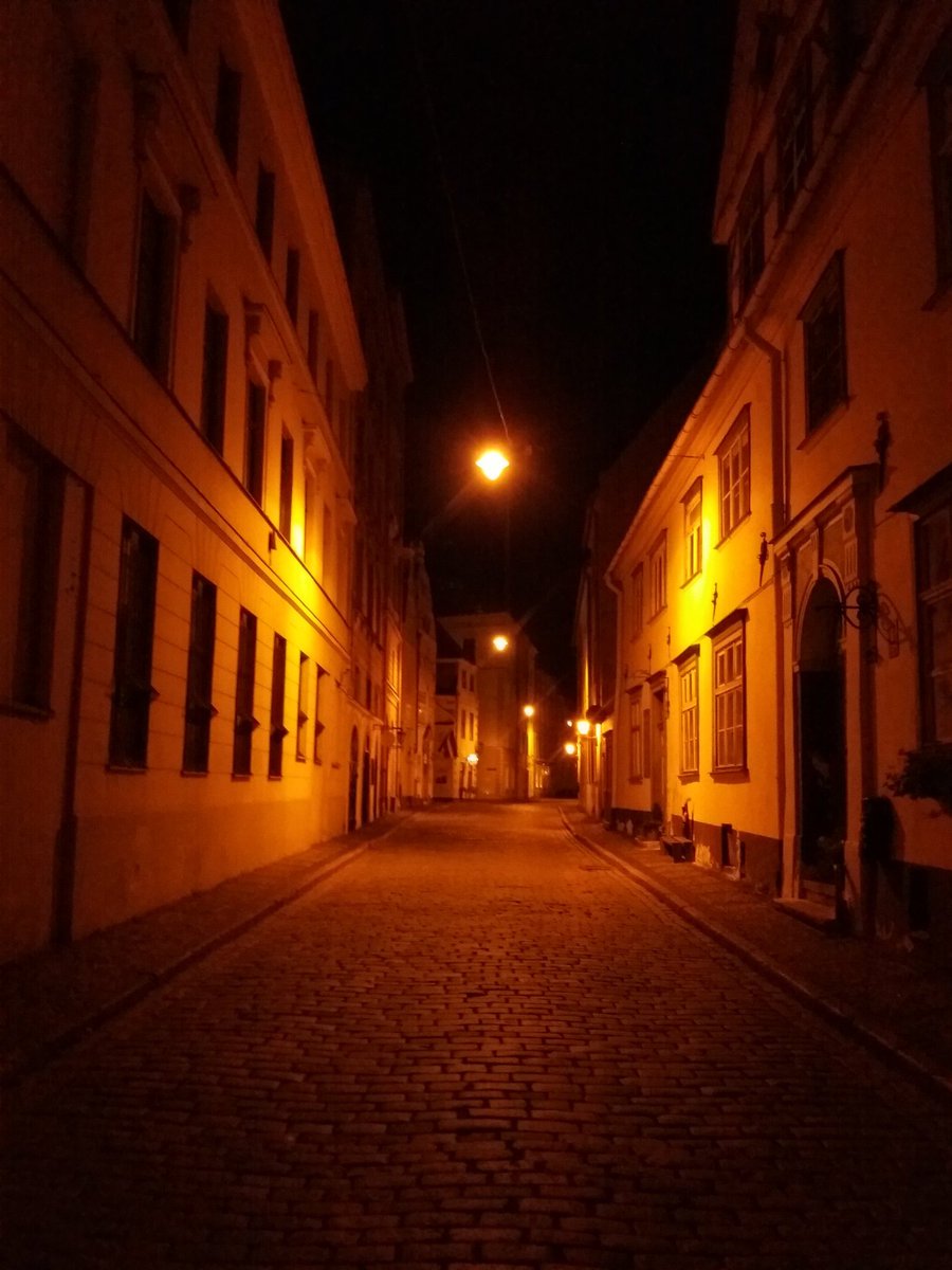 ansiszingis's tweet photo. Svētdienas nakts Vecrīgā, kad pa ielām klīst vien tik daži vientuļi, streipuļojoši tēli, meklēdami izgaisušu vai šmigā noslīkušu vīkenda sapni, kad flaijeru dalītājs vēl cenšās izskanēt no tiem kādu ārzemnieku, bet ieskatoties acīs tēvišķi nosaka- Franču bārs vēl ir vaļā. https://t.co/FXlsxUpHLK