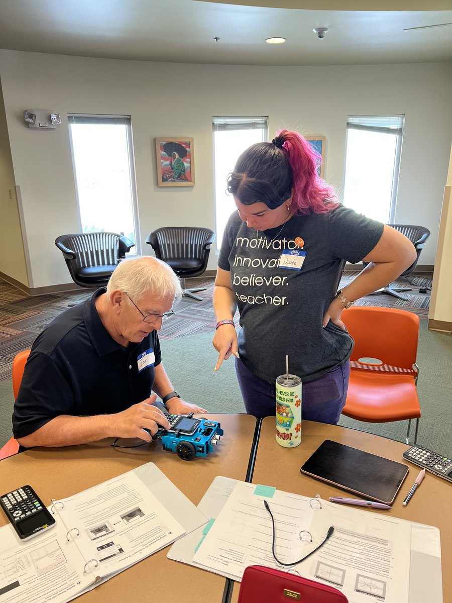 Veronica_math's tweet image. Terrific @GEARUPNewMexico workshop with @nmhighered and @TICalculators ! We worked with data, learned about the emulator, explored motion match, and even coded Rovers! 😍 It was a great day of learning more about technology to help our students! #T3Learns