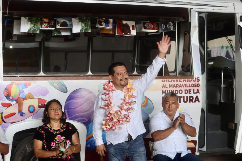 En Juchitán inició el recorrido de la #BibliotecaMóvil que promueve el diputado <a href="/IranSantiagoM/">Iran Santiago Manuel</a> a través de la organización #GusisacanuXquidxinu para fomentar la lectura en los niñas, niños y sus familias. Además disfrutaron de actividades como danzas, música y cuentos.