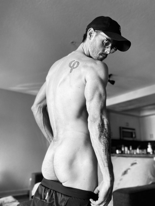 Sunday we booty 🤪 https://t.co/rdfOU3HLMw