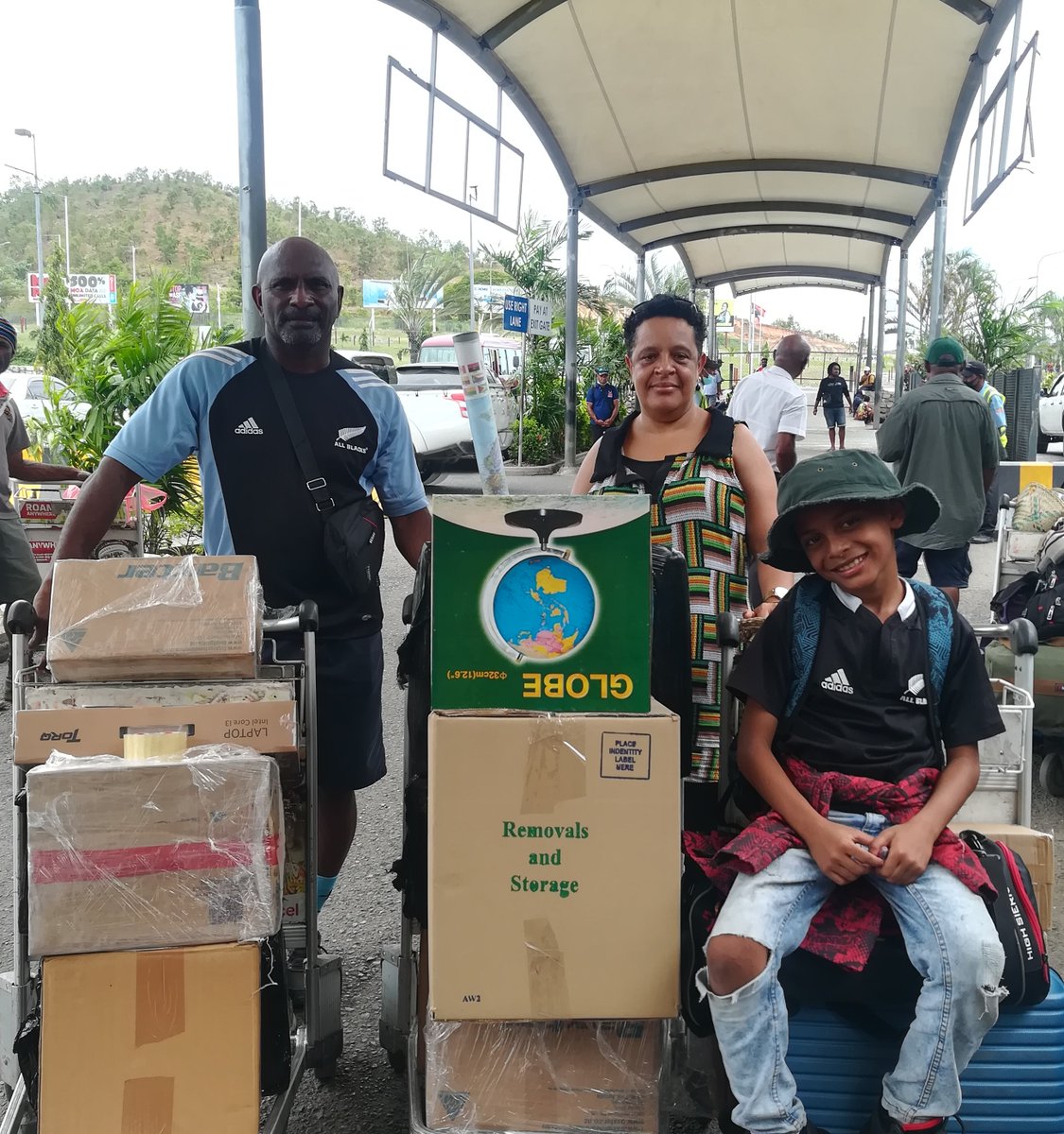 PXPNG's tweet photo. Air Niugini has helped support Wallam, a remote primary school in Ambunti/Drekikir, East Sepik Province by airlifting donations by a group of individuals in Port Moresby on Friday 23rd Sept.
The donation included laptop, school stationary, backpacks, reading books and uniform. https://t.co/OA4vHSam7Z
