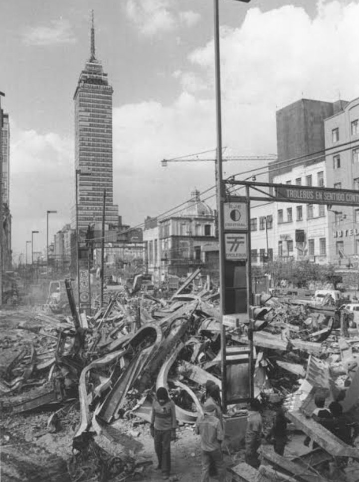 VI_DEPORTES's tweet photo. La grandeza mexicana
Después de la más grande tragedia de México, con profundo dolor y tristeza por la muerte de seres queridos por culpa del terremoto del 85, el orgulloso pueblo mexicano fue capaz de levantarse en menos de 1 año y ser la cede de la fiesta más grande del mundo. https://t.co/TCV9uHp0AS