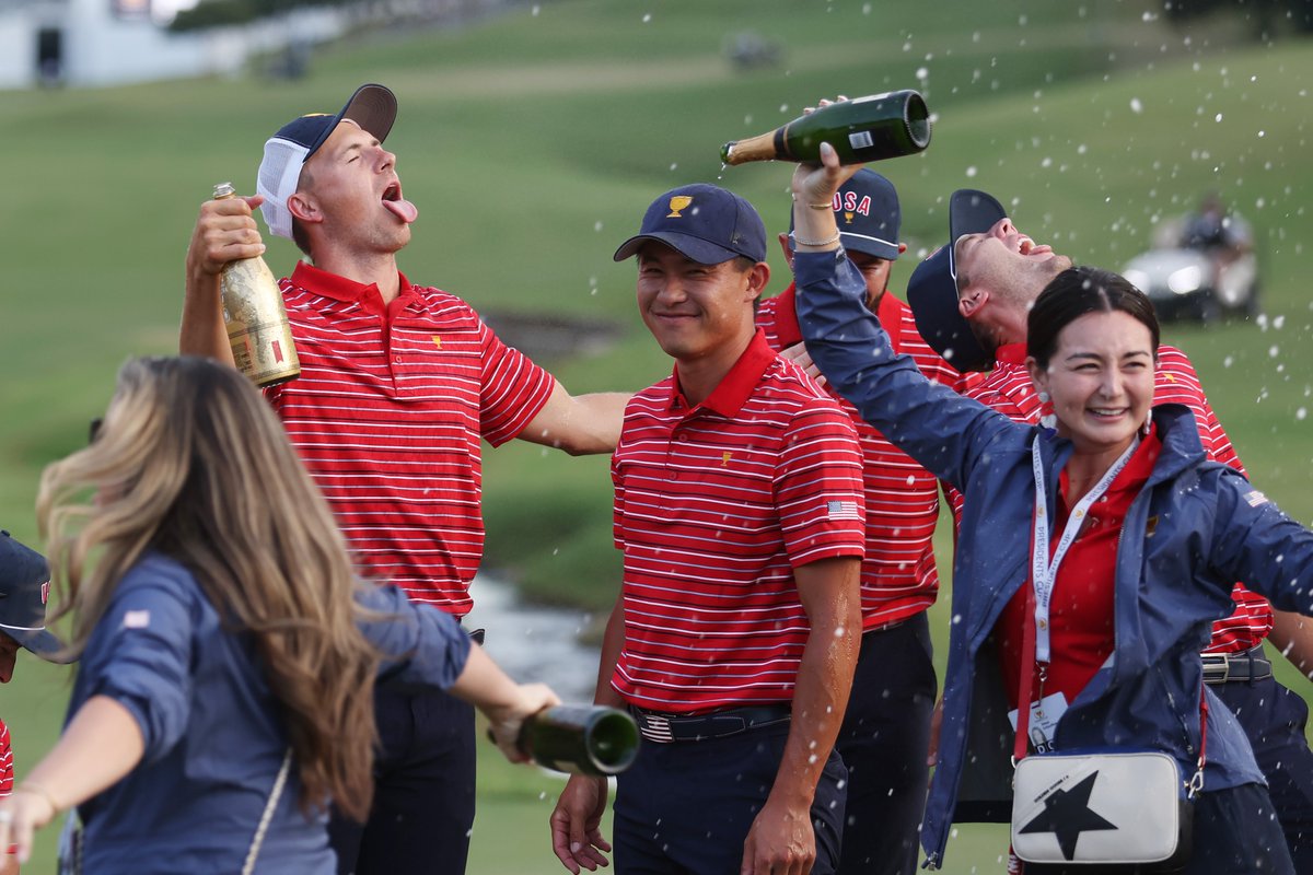GolfDigest's tweet photo. Hang it in the Louvre. #PresidentsCup https://t.co/vur8UgIKu2