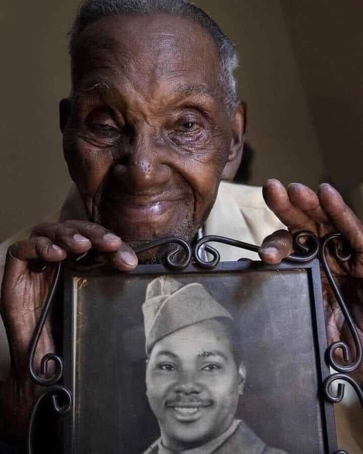NoEsAmor89's tweet photo. Lawrence Brooks - Oldest WWII veteran aged 110 holding a photo of himself.
❤️❤️✊🏾✊🏾✊🏾✊🏾✊🏾✊🏾✊🏾 https://t.co/EArnz6bWKP