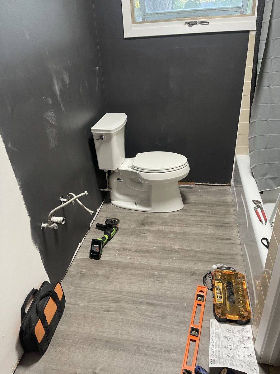 Uflufflive's tweet photo. Toilet and flooring done. Obviously need more paint https://t.co/zD6lnNaEeu