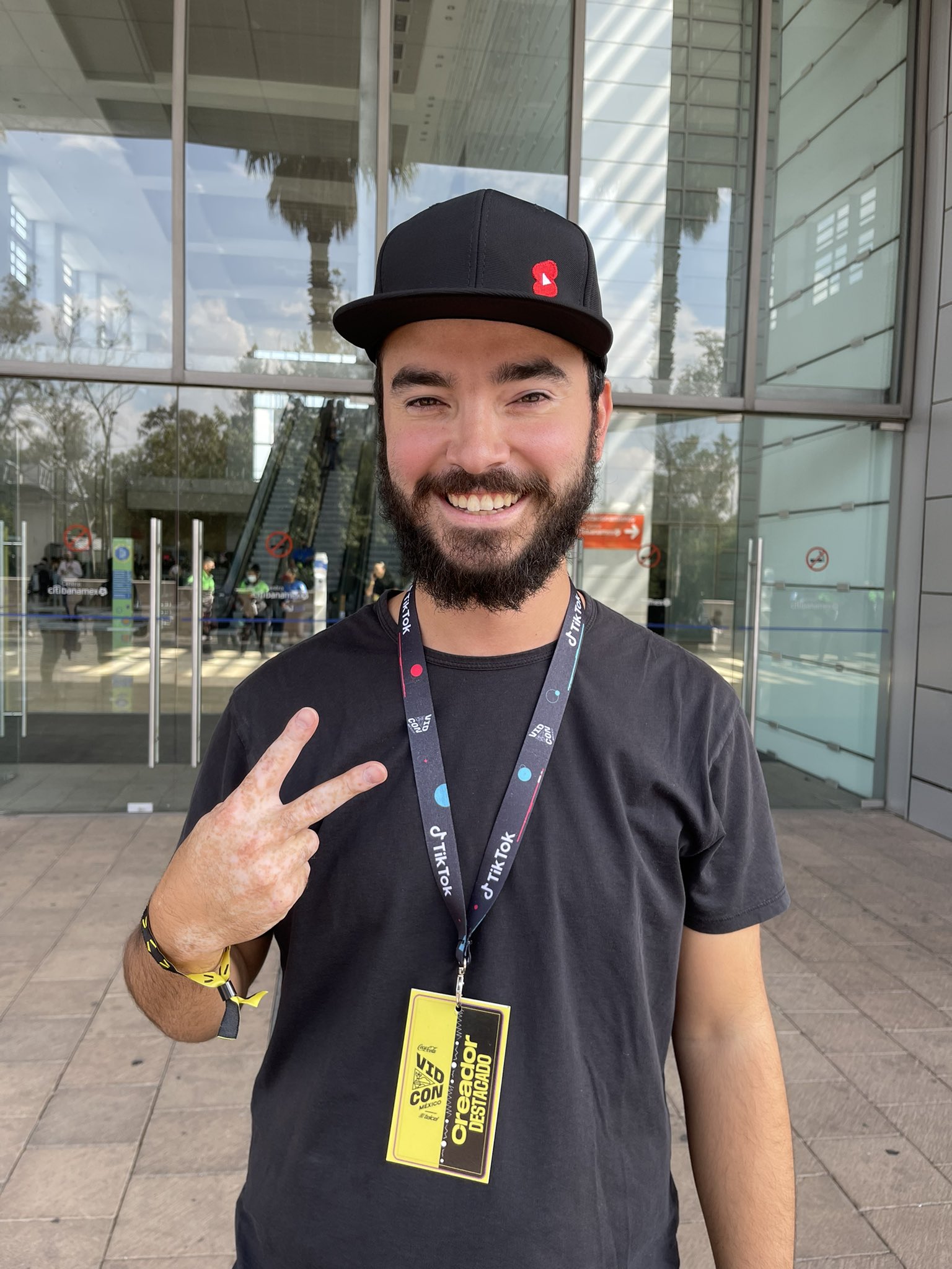 Adrián Santos on Twitter: "Aqui con mi gorra de Youtube Shorts en