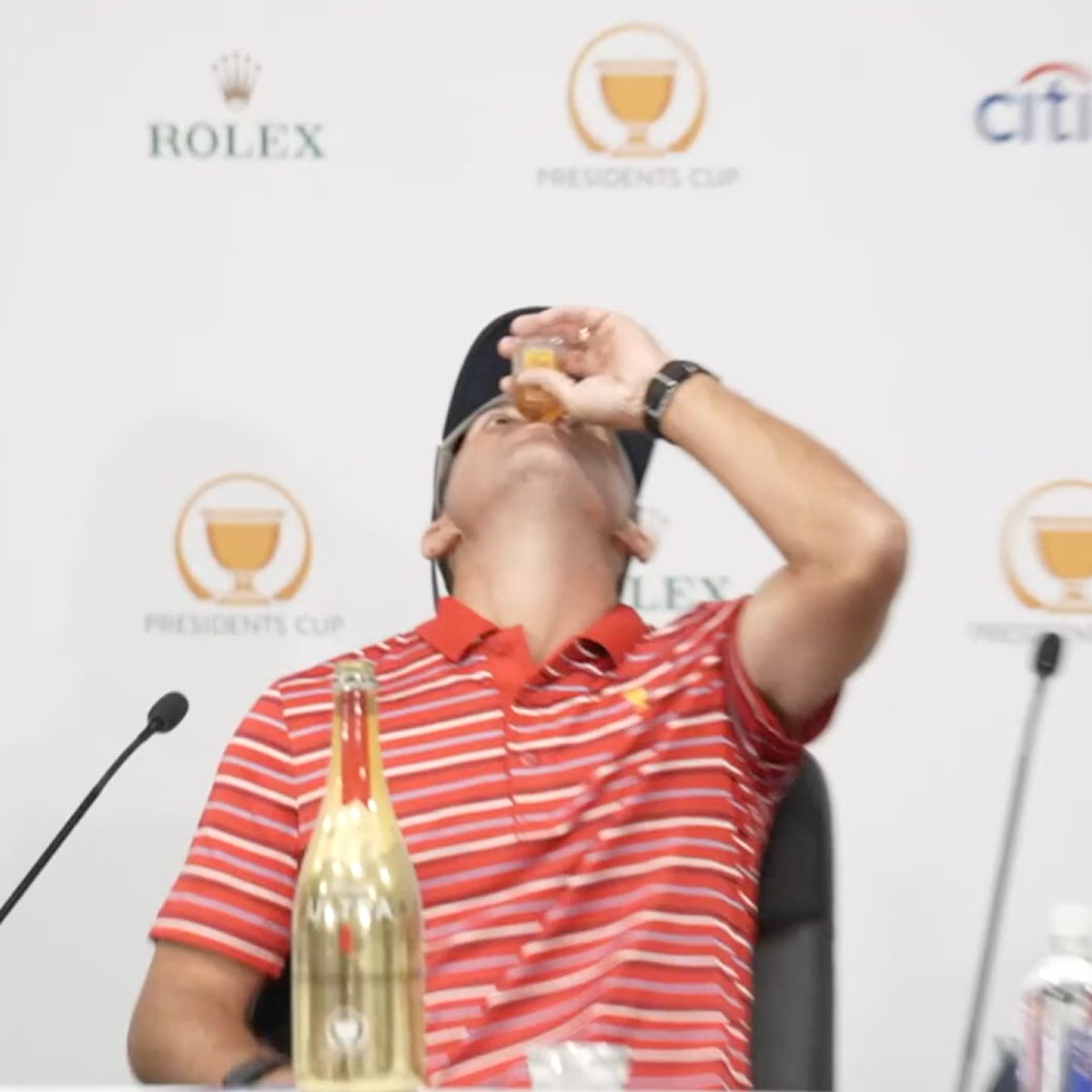 GolfDigest's tweet photo. Bottoms up, @K_Kisner. 😂 #PresidentsCup https://t.co/J6ZtnhaNLJ