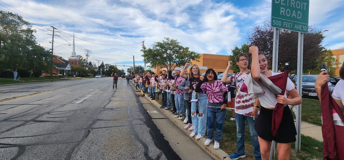 RRMSBands's tweet photo. 8th Grade Band had a blast making sure every passing car showed support as they waited to jump into the parade! https://t.co/LrEpsthVVC