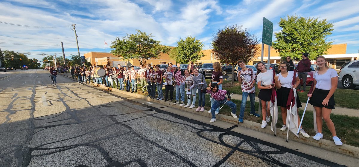 RRMSBands's tweet photo. 8th Grade Band had a blast making sure every passing car showed support as they waited to jump into the parade! https://t.co/LrEpsthVVC